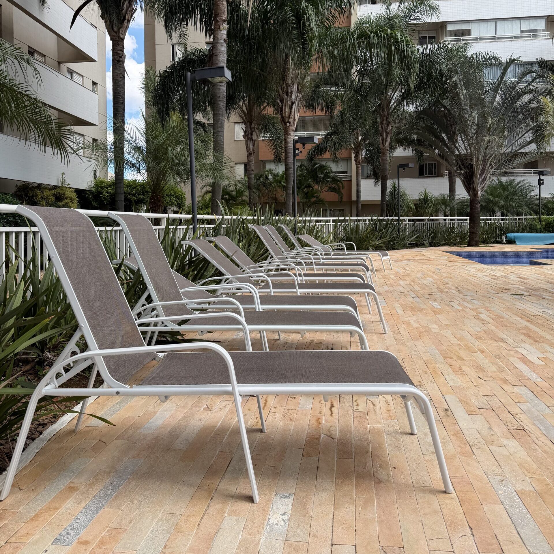 Cadeiras de piscina reformadas em projeto no Gama